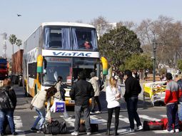 los pasajeros varados hacen un piquete en la terminal de retiro los pasajeros varados hacen un piquete en la terminal de retiro