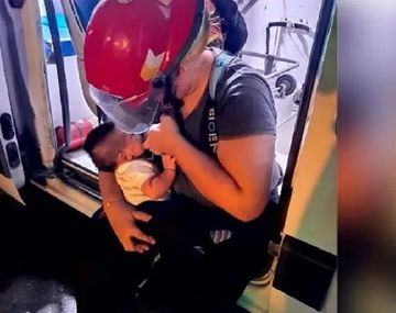 Amamantó a su bebé durante un incendio: Se durmió y seguí trabajando