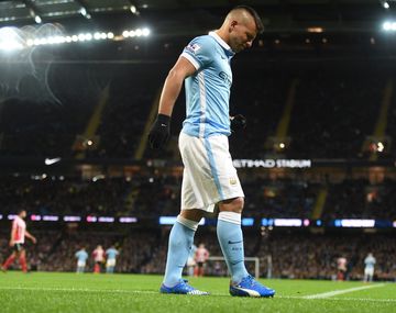 Sin consuelo: el Kun Agüero salió lesionado en el triunfo del City