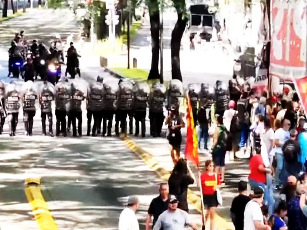 Efectivos de la Policía de la Ciudad reprimieron a manifestantes frente a la secretaría de Trabajo