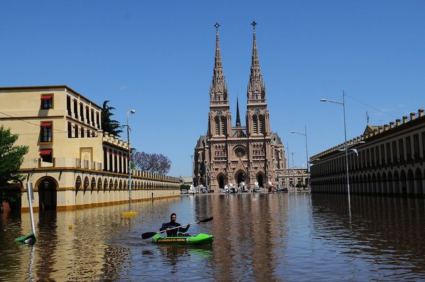 Una esperanza para los evacuados: hace dos horas que no sube el río Luján
