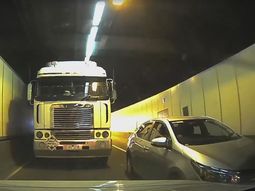 video: el camion o el auto: ¿quien tuvo la culpa del choque? video: el camion o el auto: ¿quien tuvo la culpa del choque?