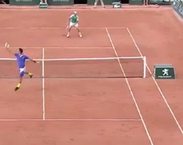 Tomic terminó aplaudiendo a Thiem en un punto increíble