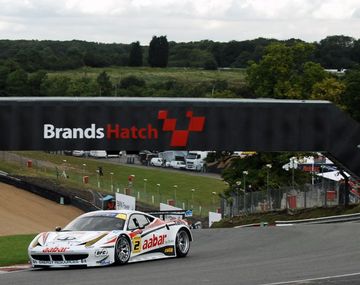 El argentino se hace fuerte en la pista inglesa