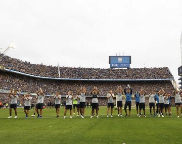 Los jugadores de Boca saludaron a la multitud que los acompañó