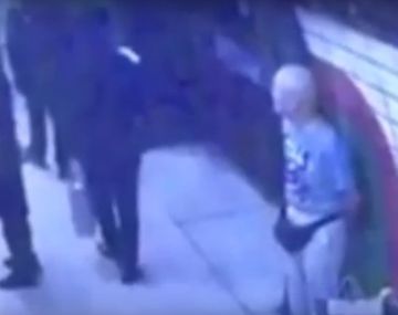 VIDEO: Un abuelo racista empujó a una musulmana contra un subte