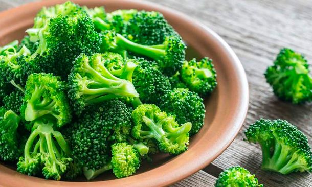 Los tallos de brócoli se encargan de mejorar la salud del corazón y el sistema inmunológico. Los tallos de brócoli se encargan de mejorar la salud del corazón y el sistema inmunológico.