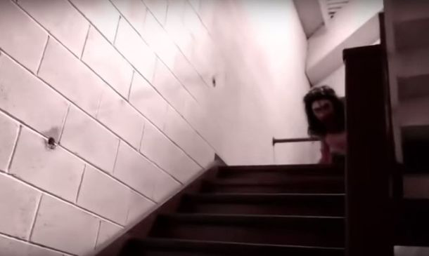 Momo apareció para atormentar a un joven