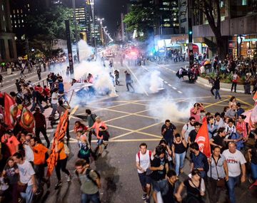 Reprimen a miles de personas que marchaban a favor de Dilma Rousseff