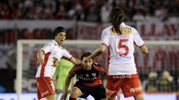 la historia se repite: river no pudo con huracan y se aleja de la pelea la historia se repite: river no pudo con huracan y se aleja de la pelea