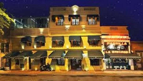 Giro inesperado: detienen a dos empleados de famoso restaurante por entregadores