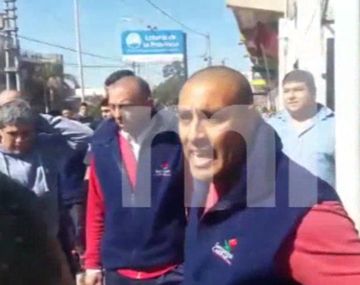 Reclaman una deuda y los reciben armados