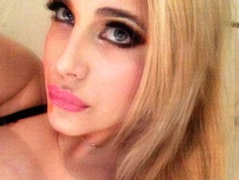 Charlotte se arrepintió de sus cirugías y no se quiere mostrar