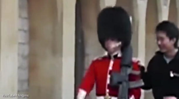 VIDEO: Se quiso hacer el vivo con un Guardia de la Reina y terminó mal