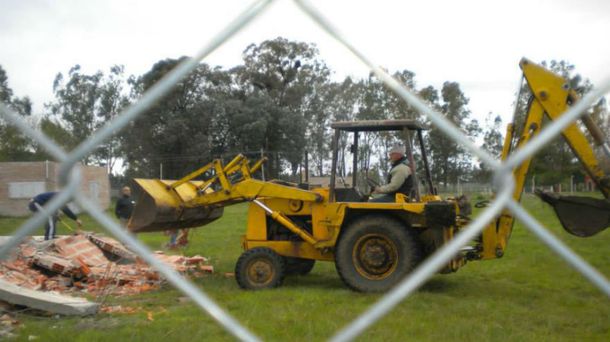 La Plata: un vecino destruyó con una topadora dos viviendas del Plan ProCreAr