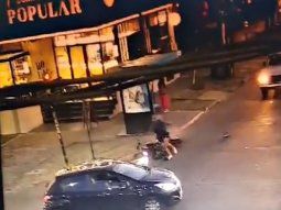 video: le quisieron robar la moto, le dispararon y choco contra un auto video: le quisieron robar la moto, le dispararon y choco contra un auto