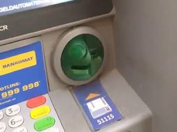 video: mira como hacen para robarte los datos de la tarjeta de debito video: mira como hacen para robarte los datos de la tarjeta de debito