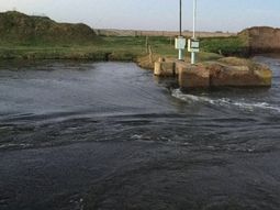 Un pueblo está a punto de quedar bajo el agua por una rotura intencional