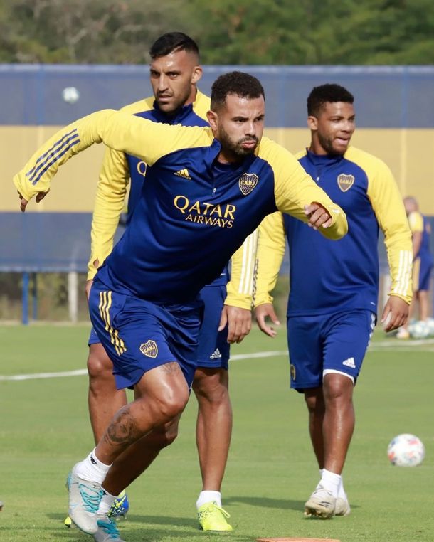 Carlos Tevez y Edwin Cardona abandonaron la práctica de Boca