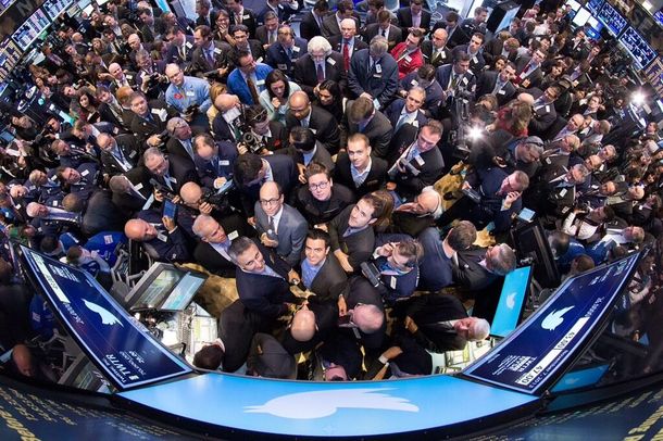 Twitter subió casi 73% en su salida en Wall Street