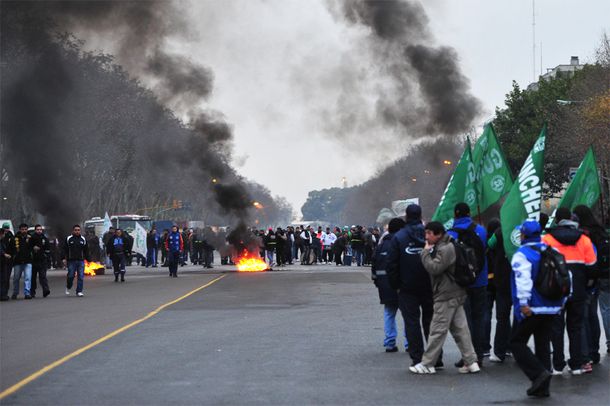 Un bloqueo de portuarios hace colapsar la zona de Retiro