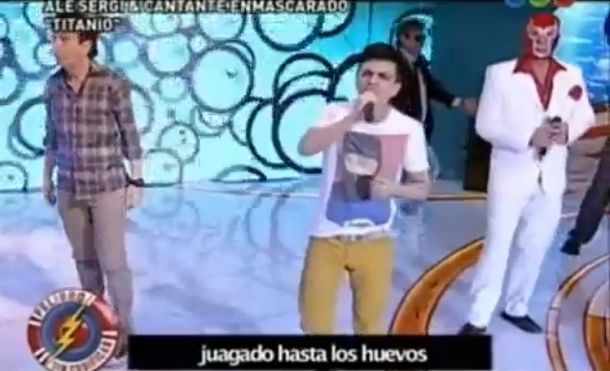 Ale Sergi cantó en Sin Codificar con el Cantante Enmascarado