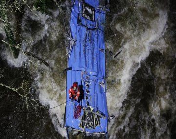 Tragedia en España: siete muertos y dos heridos por la caída de un micro a un río