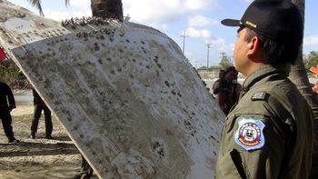 las autoridades de tailandia creen que encontraron un pedazo del vuelo mh370 las autoridades de tailandia creen que encontraron un pedazo del vuelo mh370