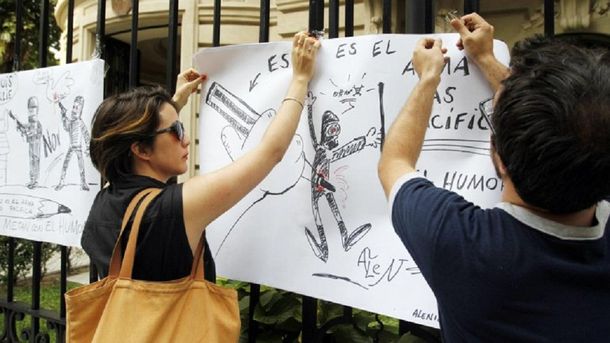 La Embajada de Francia realizó un acto por las víctimas de Charlie Hebdo