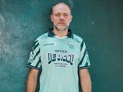 Laferrere presentó su nueva camiseta con un histórico actor de Okupas: Vos sos un pancho