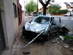 Violento choque en Monte Castro: un auto terminó destrozado en la vereda