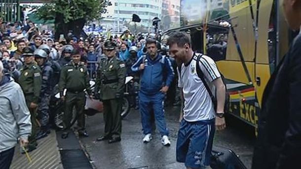 Cientos de argentinos y de hinchas locales vibraron con la llegada del astro