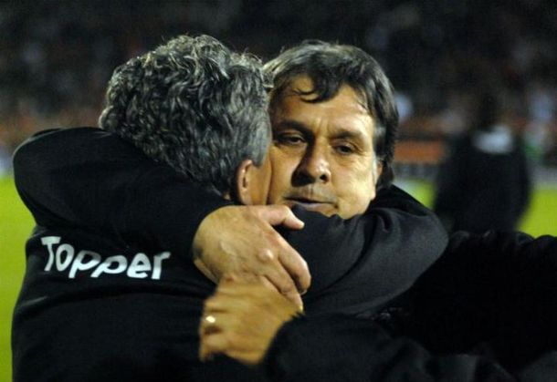 El plantel de Newells visitó a Martino por la muerte de su padre