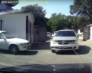 Estacionó y bloqueó una calle: mirá lo que hizo alguien que quería pasar