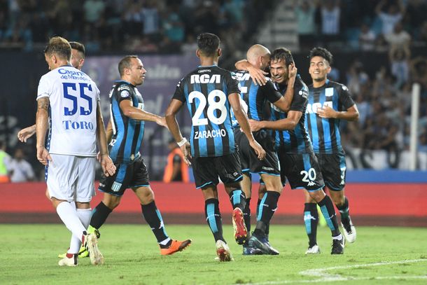 Racing festeja el triunfo ante Godoy Cruz y la vuelta a la punta de la Superliga