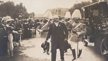 Tras la renuncia de Profirio Díaz, Francisco León de la Barra ocupa de manera interina la presidencia de la República en 1911. Tras la renuncia de Profirio Díaz, Francisco León de la Barra ocupa de manera interina la presidencia de la República en 1911.