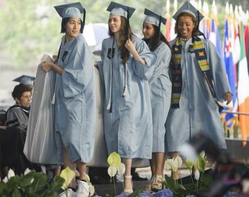 ¿Por qué una estudiante subió al escenario a recibir su diploma con un colchón?