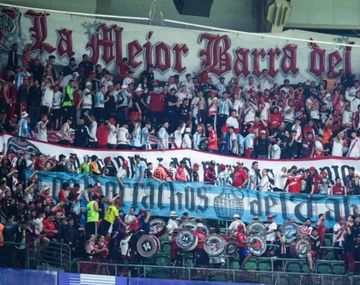 Hinchas de River explotaron en Brasil y le reclamaron actitud a los jugadores