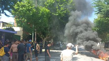 video: trapitos se enfrentaron a la policia frente a la intendencia de quilmes video: trapitos se enfrentaron a la policia frente a la intendencia de quilmes