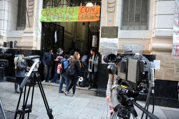 El rector del Pellegrini dijo que la toma es una medida extrema