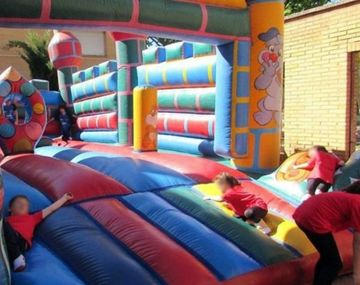 Un chico de 5 años se fracturó el cráneo al caer de un juego inflable
