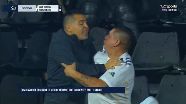 Inédito: Juan Román Riquelme se metió en los incidentes y frenó a la barra de Boca