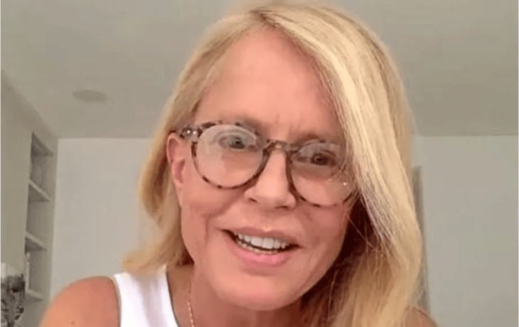 Cecilia Bolocco sorprendió con una microbikini a sus 58 años.