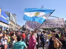 Ciudad ofreció otro espacio a los manteros y levantarián el corte de Pueyrredón