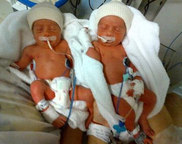 Dieron de alta a las gemelas de Cinthia Fernández