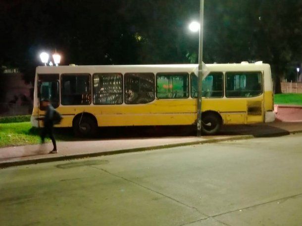 Accidente en Parque Lezama: un colectivo se quedó sin frenos y se subió a la vereda