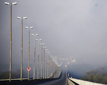 Ambientalistas cortaron el puente Rosario-Victoria por los incendios en las islas del Paraná