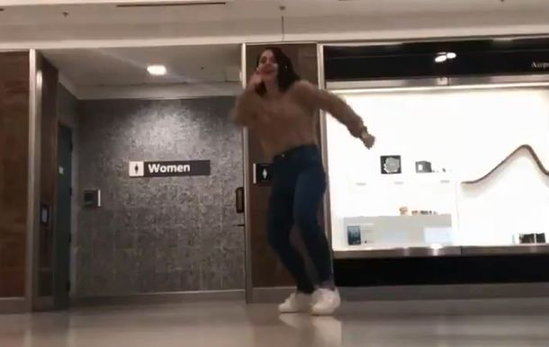 Perdió su vuelo, debió esperar 4 horas y armó el video viral del año en un aeropuerto