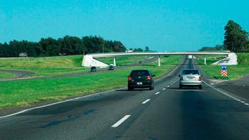 ¿no se va nadie? la ruta a la costa, mucho mas vacia que hace un ano ¿no se va nadie? la ruta a la costa, mucho mas vacia que hace un ano