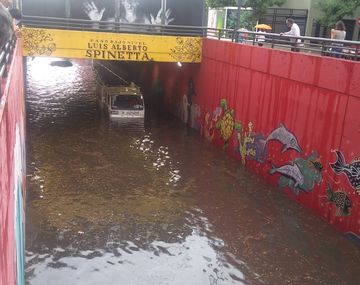 ¡Una pileta en plena Ciudad! El túnel Spinetta bajo el agua y con gente nadando